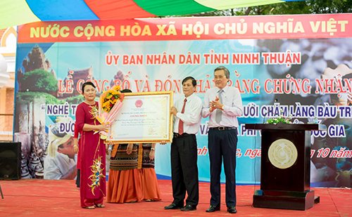 UBND tỉnh Ninh Thuận nhận Bằng chứng nhận “Nghệ thuật làm gốm truyền thống của người Chăm làng Bàu Trúc” được đưa vào danh mục Di sản Văn hóa phi vật thể quốc gia